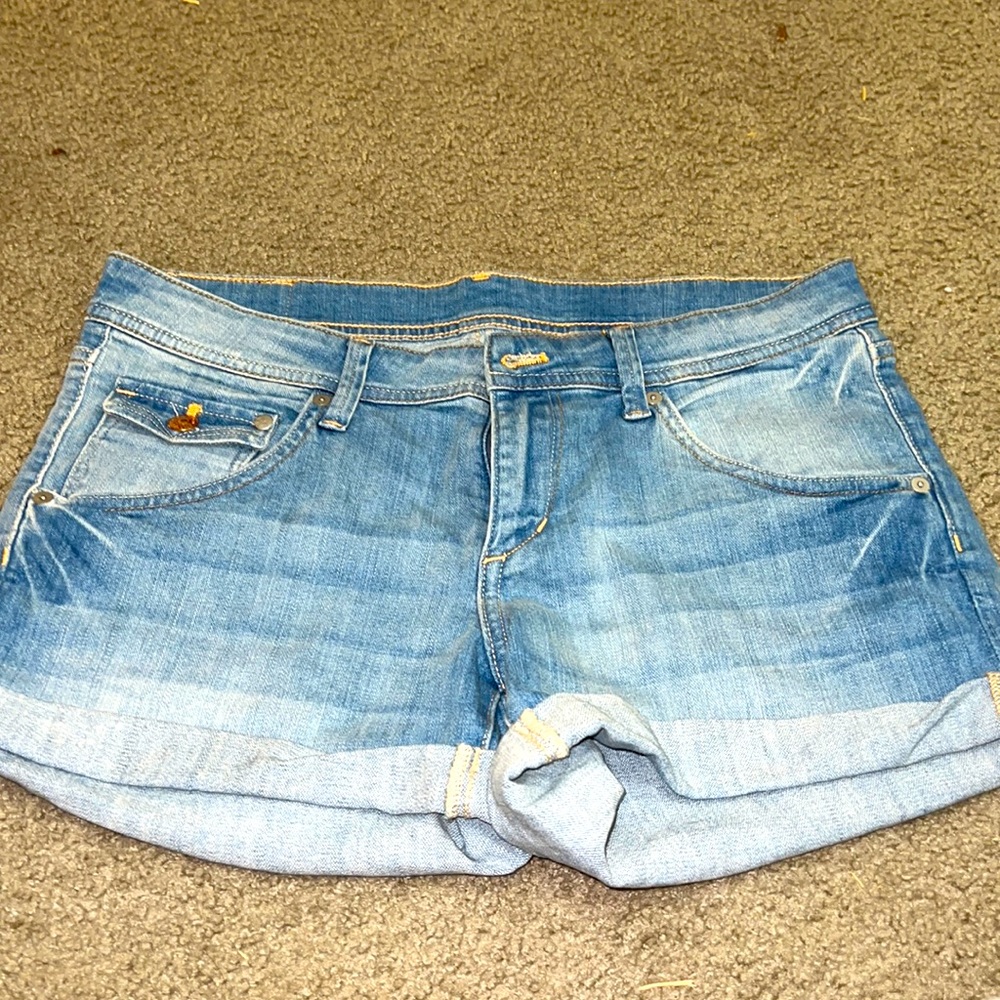 Low waist blue jean shorts